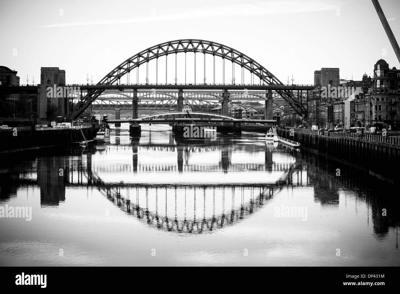 Vue depuis la Gateshead Millennium Bridge sur la rivière Tyne, Tyne Bidge et Bridge Street Banque D'Images