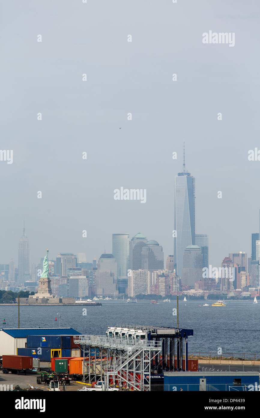 Un freightyard dans le New Jersey avec New York en arrière-plan Banque D'Images