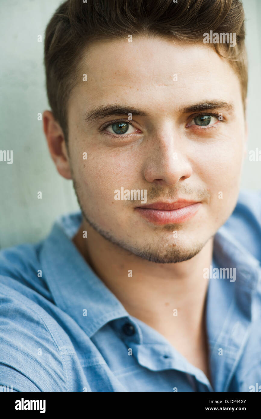 Close-up portrait of young man looking at camera, Allemagne Banque D'Images