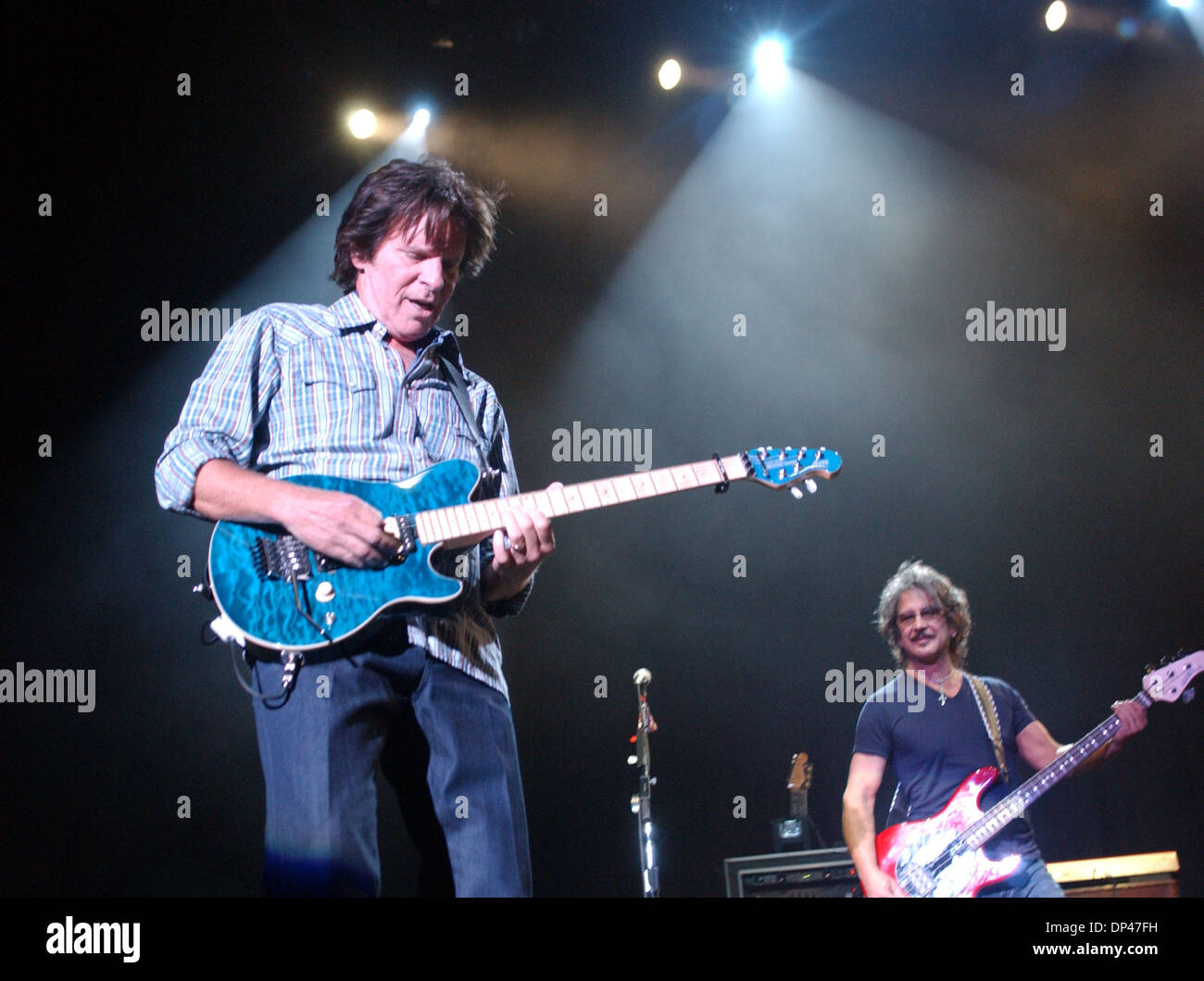 29 juil., 2006 ; Raleigh, NC, USA ; John Fogerty musicien légendaire qui fut un des premiers membres de la 60's rock band Creedence Clearwater Revival effectue vivre comme sa tournée solo 2006 nommé "The Long Road Home' rend un arrêt à l'Alltel Pavilion situé à Raleigh. Crédit obligatoire : Photo par Jason Moore/ZUMA Press. (©) Copyright 2006 par Jason Moore Banque D'Images