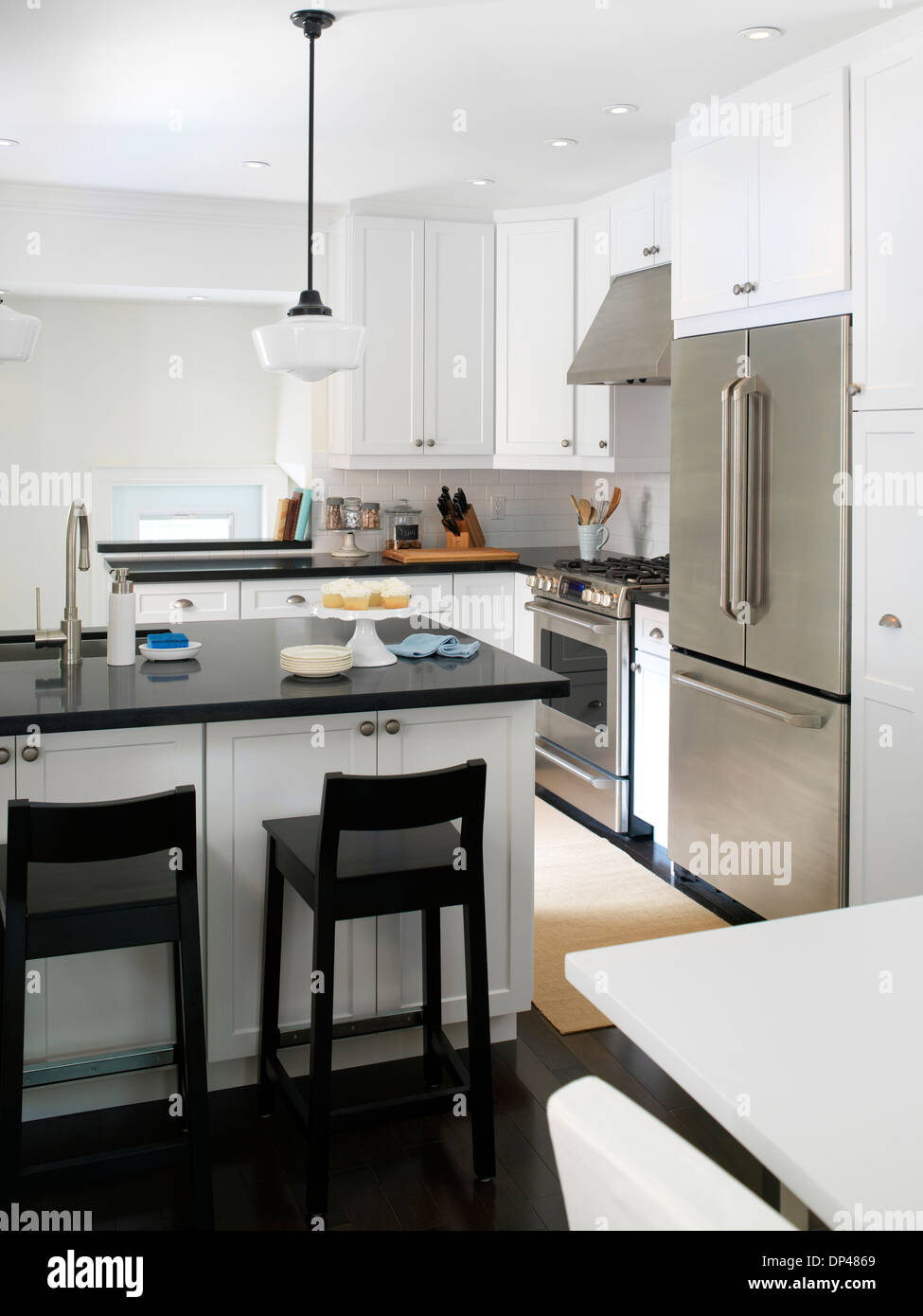 Home intérieur de blanc et de cuisine en acier inoxydable, Toronto, Ontario, Canada Banque D'Images
