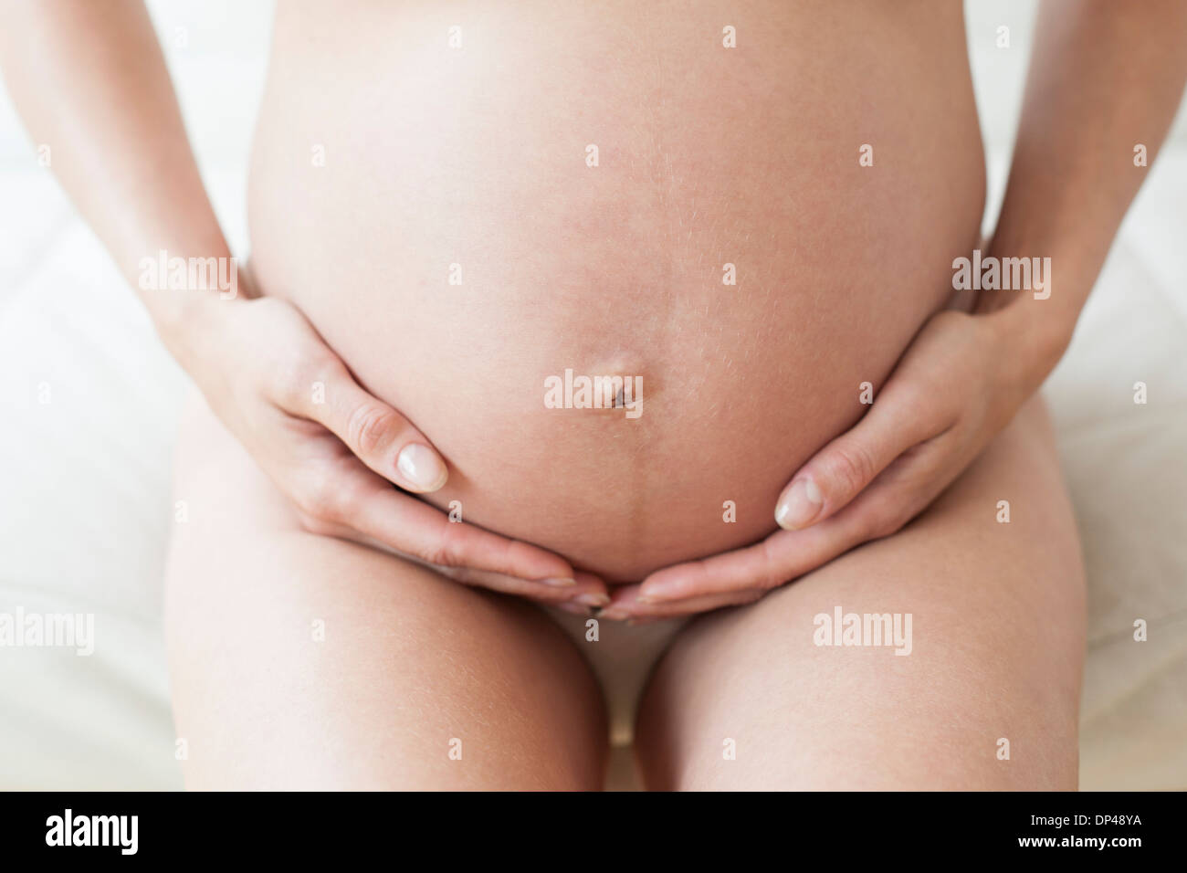 L'abdomen de la femme enceinte Banque D'Images