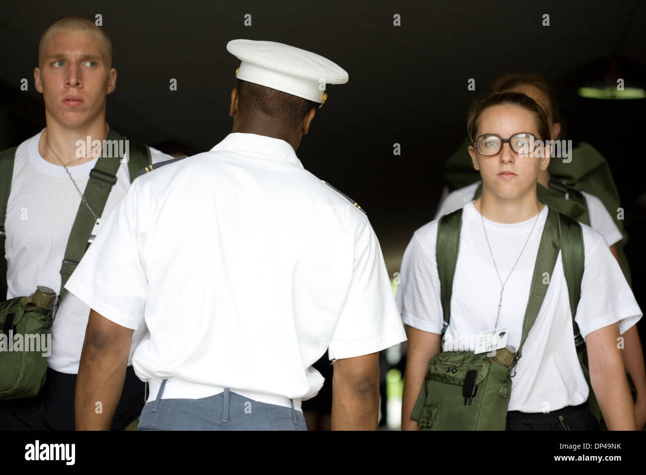 Juillet 13, 2006 - West Point, New York, États-Unis - Nouveaux Cadets attendre en ligne avec le dos face à l'équipe en attente d'un rapport au 'Cadet dans le Red Sash.' exige la déclaration saluant et en répétant une phrase avec peu ou pas de coups lors du transport du matériel. Il peut être une situation très stressante si le nouveau cadet a d'apporter des corrections et se répéter plusieurs fois avant qu'ils Banque D'Images