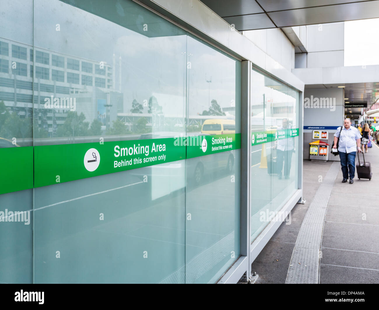 Sac avec des passagers de l'aéroport à marcher en direction de fumeurs Banque D'Images Sac avec des passagers de l'aéroport à marcher en direction de fumeurs Banque D'Images