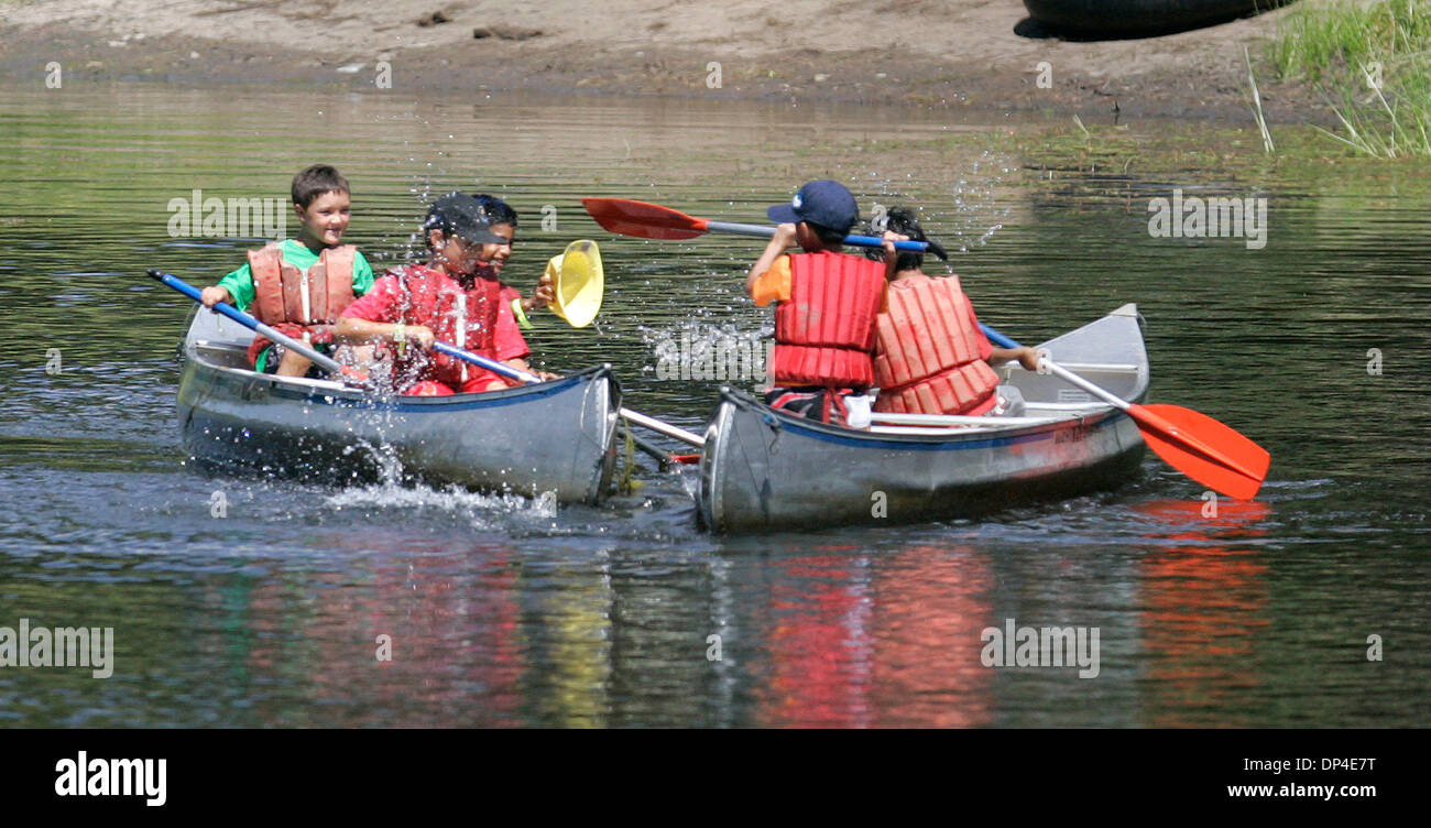 Août 08, 2006 ; Julien, CA, USA ; les enfants ont un petit combat de l'eau au cours de leur excursion en canot sur le lac, dans le camp du YMCA Maston à Julian. Crédit obligatoire : Photo de Don Kohlbauer/SDU-T/ZUMA Press. (©) Copyright 2006 by SDU-T Banque D'Images