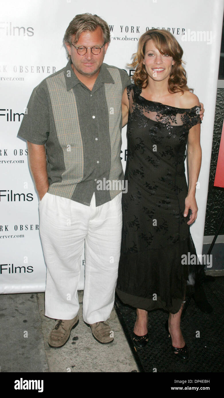 Août 08, 2006 ; New York, NY, USA ; Directeur BENT HAMER et LILI TAYLOR au New York premiere de 'Factotum' tenue au Théâtre du Centre de l'ICF. Crédit obligatoire : Photo par Nancy/Kaszerman ZUMA Press. (©) Copyright 2006 by Kaszerman Banque D'Images