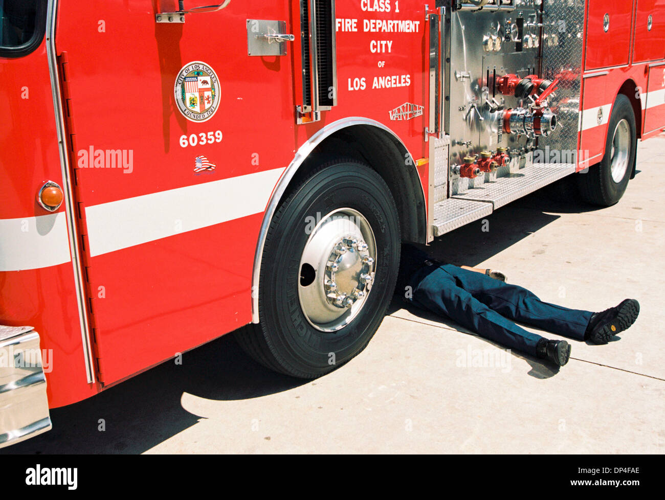Aug 10, 2006 ; Long Beach, CA, USA ; Contrôle de l'un des camions. Le programme de formation du Los Angeles Fire Department est tristement célèbre pour son endurance, et pour une bonne raison ; tout pompier dans le sud de la Californie doivent être capables de traiter des dangers plus que partout ailleurs dans le pays, allant des tremblements de terre et les incendies de forêts, à des crues éclair, de l'océan les sauvetages et skyscr Banque D'Images