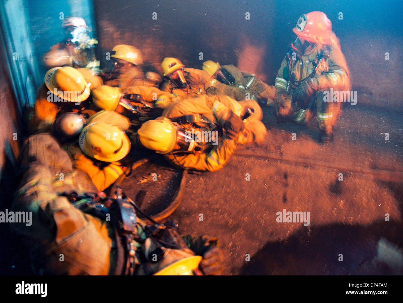 Aug 10, 2006 ; Long Beach, CA, USA ; Courage sous le feu ! Recrues apprennent à faire confiance à l'un de l'autre, ensemble ils travaillent leur chemin à travers un immeuble en feu avec juste un flexible à tous les protéger. L'entassement fermement ensemble et faible à l'étage, un leader est désigné, et l'écorce des commandes qui sont rapidement repris par le peloton, alors qu'il tente de naviguer en toute sécurité la wa Banque D'Images