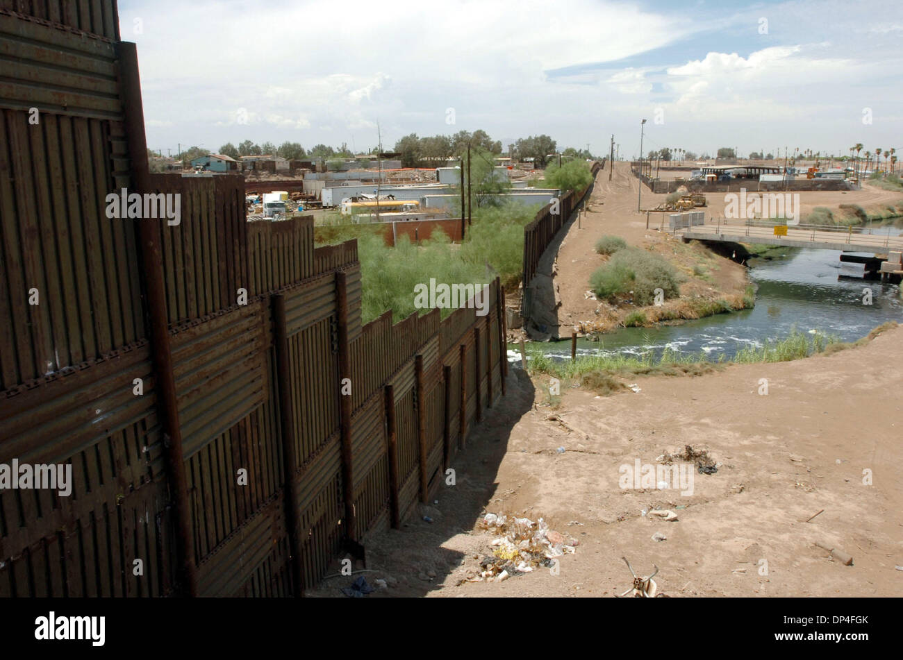 Aug 10, 2006 ; San Diego, CA, USA ; qu'une clôture métallique branlant se sépare de Calexico Mexicali le long de la United States/frontière mexicaine. Avec l'afflux de Californie 1200 Garde nationale, le Président Bush espère que la patrouille frontalière peut mieux protéger la frontière poreuse. Crédit obligatoire : Photo par Karl Mondon/Contra Costa Times/ZUMA Press. (©) Copyright 2006 par Contra Banque D'Images