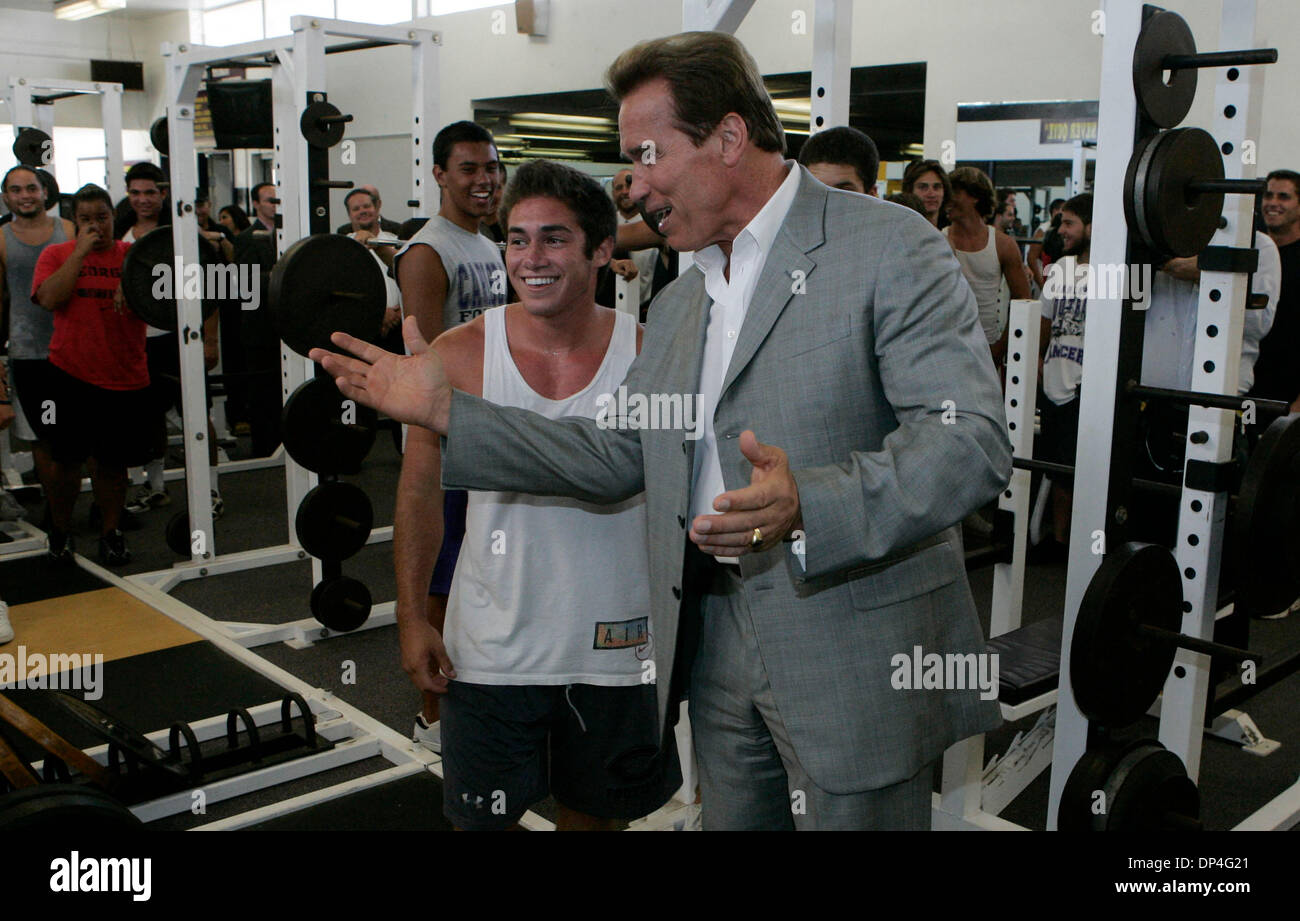 Aug 11, 2006 ; Carlsbad, CA, USA ; gouverneur de la Californie Arnold  Schwarzenegger (à droite) félicite Carlsbad high school student MALCOM  CISNEROS (à gauche) après Cisneros lève quelques poids lourds le