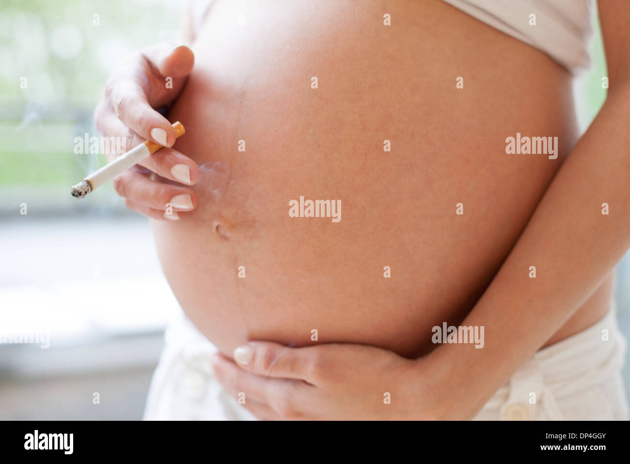 Le tabagisme de la femme enceinte Banque D'Images