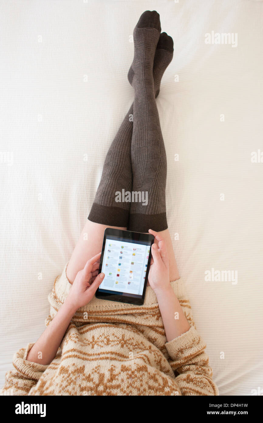 Woman using tablet computer Banque D'Images