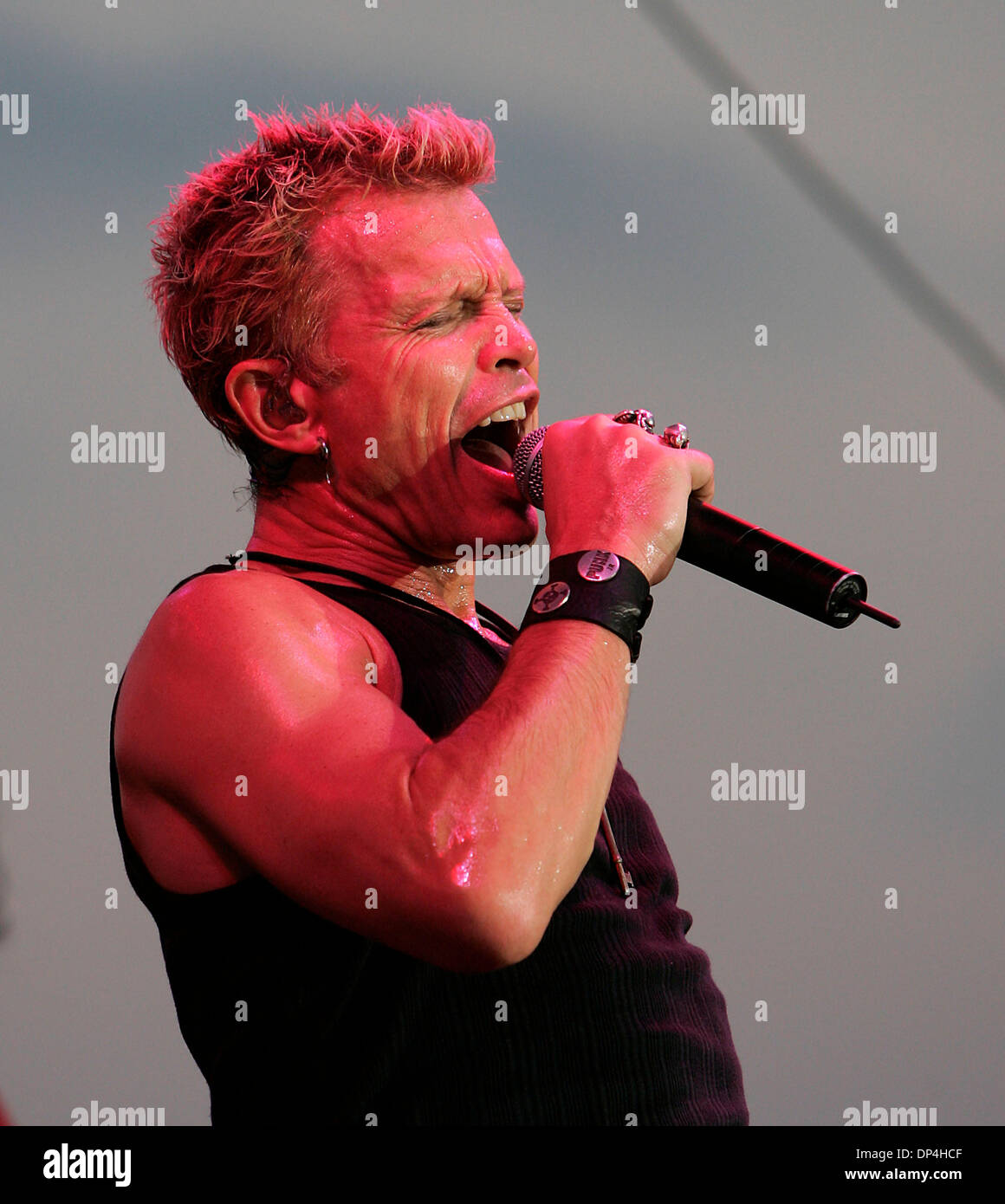 Aug 12, 2006 ; Los Angeles, CA, USA ; Billy Idol effectuant à des milliers de ses fidèles fans au Del Mar Racetrack à San Diego, CA. Crédit obligatoire : Photo de John Hardick/ZUMA Press. (©) Copyright 2006 par John Hardick Banque D'Images