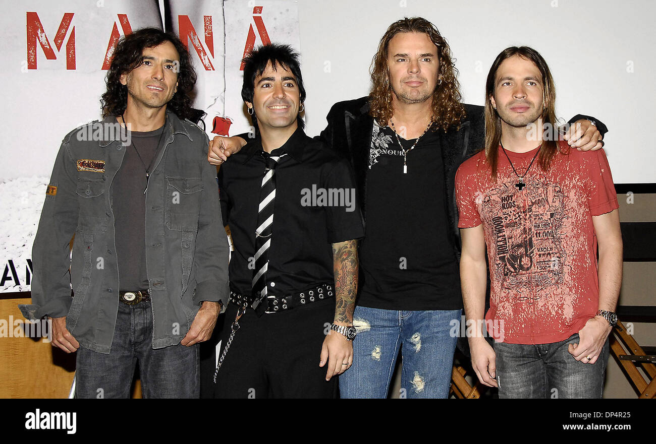 Aug 21, 2006 ; Los Angeles, CA, USA ; Le groupe de rock mexicain 'Mana', de gauche, JUAN DIEGO CALLEROS, Alex Gonzalez, FHER et SERGIO VALLIN, au cours d'une conférence de presse pour la sortie de leur dernier CD "Amar Es combattre. Crédit obligatoire : Photo par Vaughn Youtz/ZUMA Press. (©) Copyright 2006 par Vaughn Youtz Banque D'Images