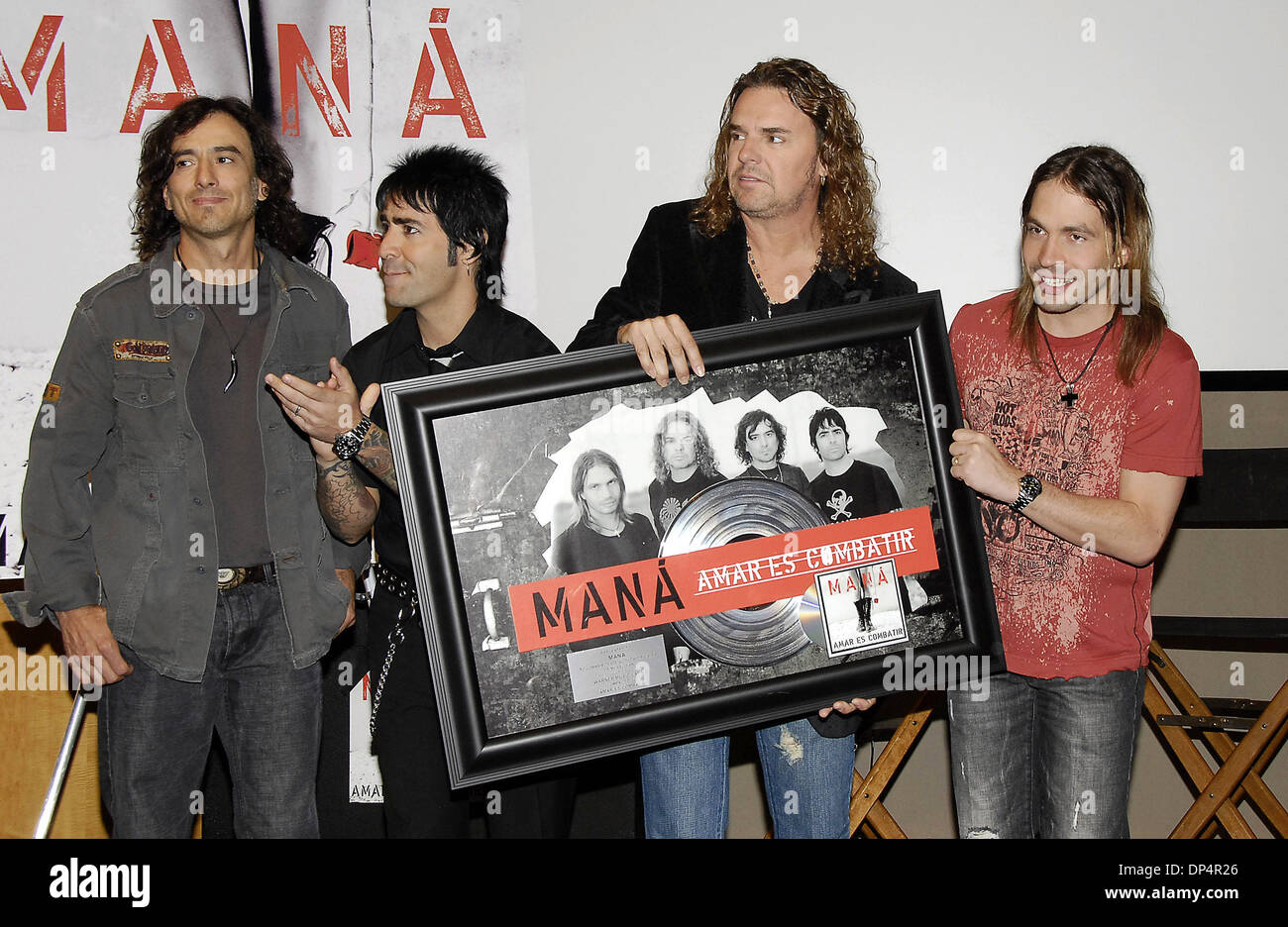 Aug 21, 2006 ; Los Angeles, CA, USA ; Le groupe de rock mexicain 'Mana', de gauche, JUAN DIEGO CALLEROS, Alex Gonzalez, FHER et SERGIO VALLIN, au cours d'une conférence de presse pour la sortie de leur dernier CD "Amar Es combattre. Crédit obligatoire : Photo par Vaughn Youtz/ZUMA Press. (©) Copyright 2006 par Vaughn Youtz Banque D'Images