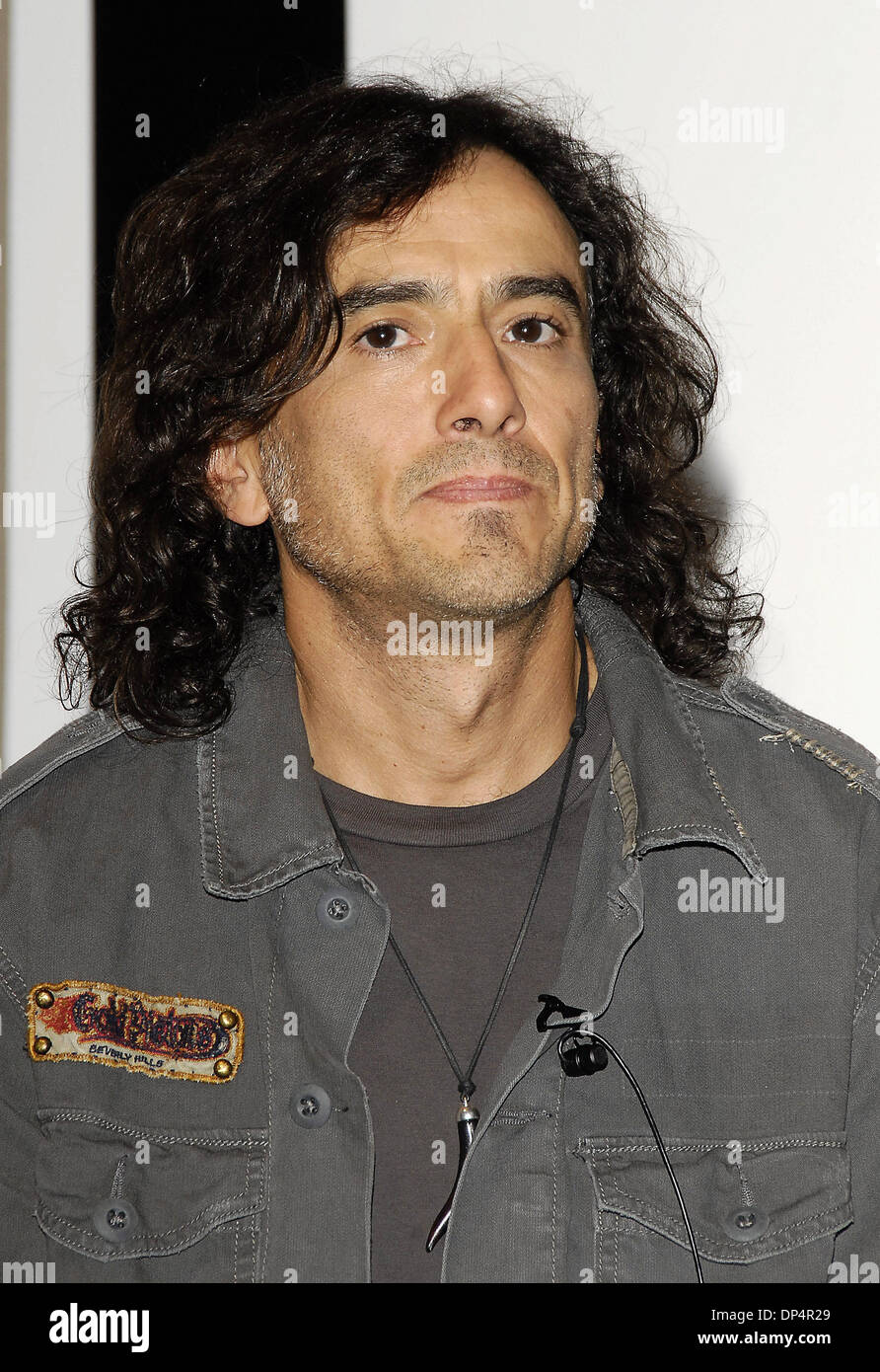 Aug 21, 2006 ; Los Angeles, CA, USA ; Le bassiste JUAN DIEGO CALLEROS du groupe de rock mexicain 'Mana', lors d'une conférence de presse pour la sortie de leur dernier CD "Amar Es combattre. Crédit obligatoire : Photo par Vaughn Youtz/ZUMA Press. (©) Copyright 2006 par Vaughn Youtz Banque D'Images