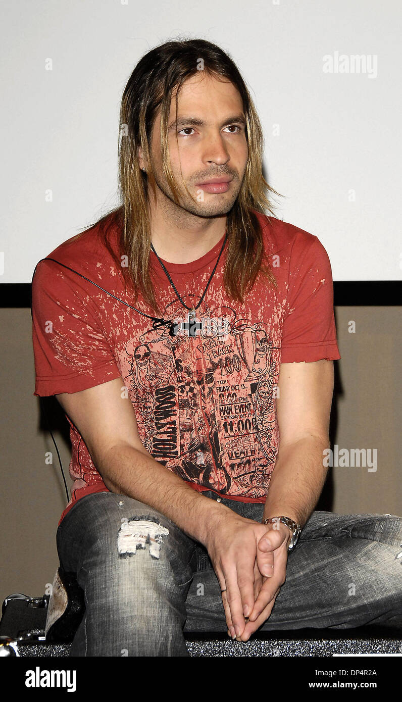 Aug 21, 2006 ; Los Angeles, CA, USA ; Le guitariste Sergio VALLIN le groupe de rock mexicain 'Mana', lors d'une conférence de presse pour la sortie de leur dernier CD "Amar Es combattre. Crédit obligatoire : Photo par Vaughn Youtz/ZUMA Press. (©) Copyright 2006 par Vaughn Youtz Banque D'Images