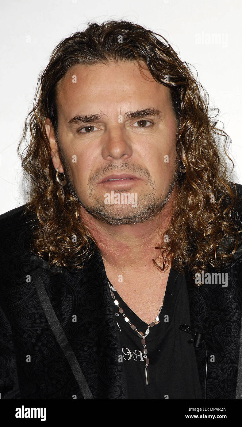 Aug 21, 2006 ; Los Angeles, CA, USA ; chanteur FHER, du groupe de rock mexicain Mana, au cours d'une conférence de presse pour la sortie de leur dernier CD "Amar Es combattre." Photo : crédit obligatoire par Vaughn Youtz/ZUMA Press. (©) Copyright 2006 par Vaughn Youtz Banque D'Images