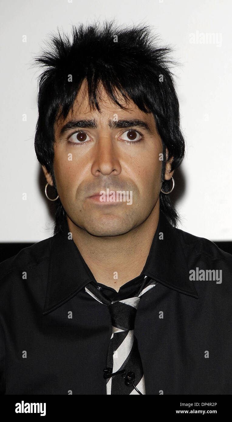 Aug 21, 2006 ; Los Angeles, CA, USA ; Batteur ALEX GONZALEZ du groupe de rock mexicain 'Mana', lors d'une conférence de presse pour la sortie de leur dernier CD "Amar Es combattre. Crédit obligatoire : Photo par Vaughn Youtz/ZUMA Press. (©) Copyright 2006 par Vaughn Youtz Banque D'Images