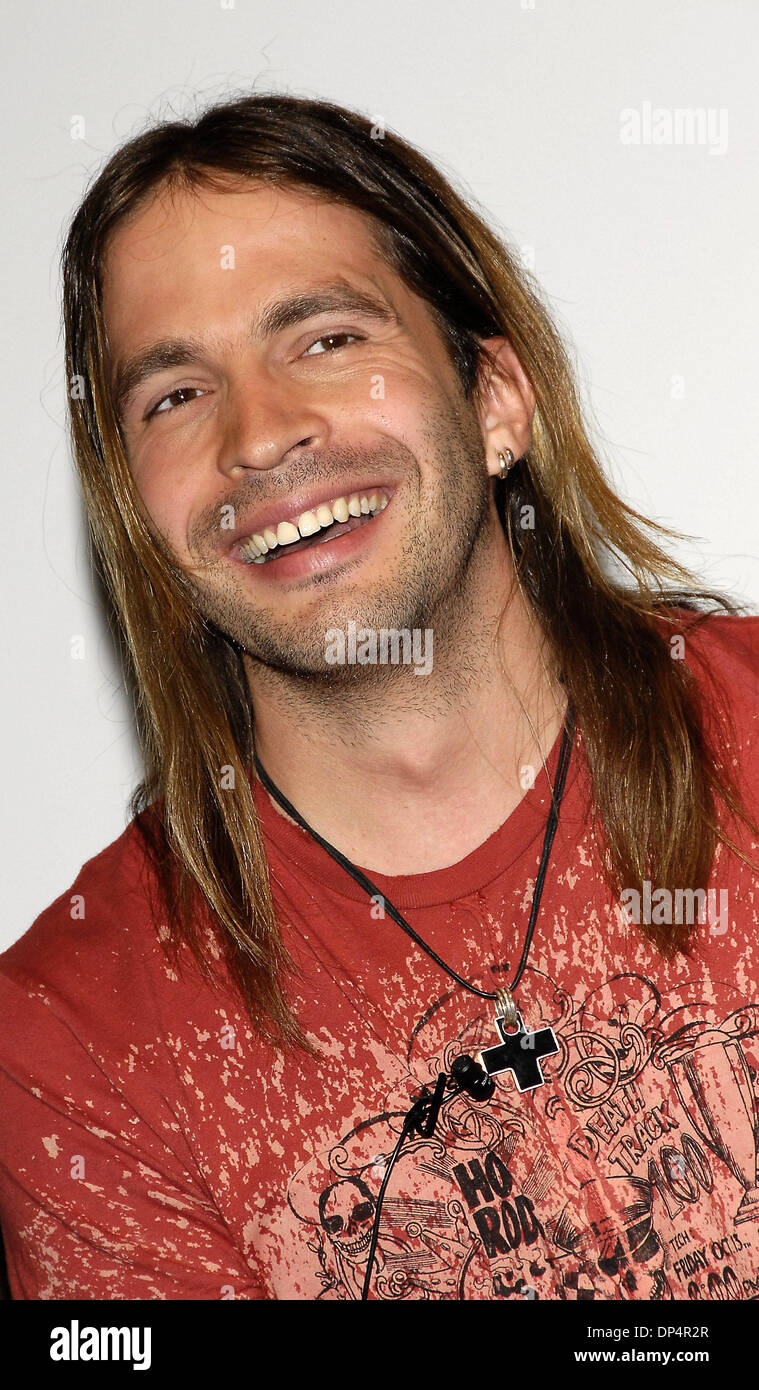 Aug 21, 2006 ; Los Angeles, CA, USA ; Le guitariste Sergio VALLIN le groupe de rock mexicain 'Mana', lors d'une conférence de presse pour la sortie de leur dernier CD "Amar Es combattre. Crédit obligatoire : Photo par Vaughn Youtz/ZUMA Press. (©) Copyright 2006 par Vaughn Youtz Banque D'Images