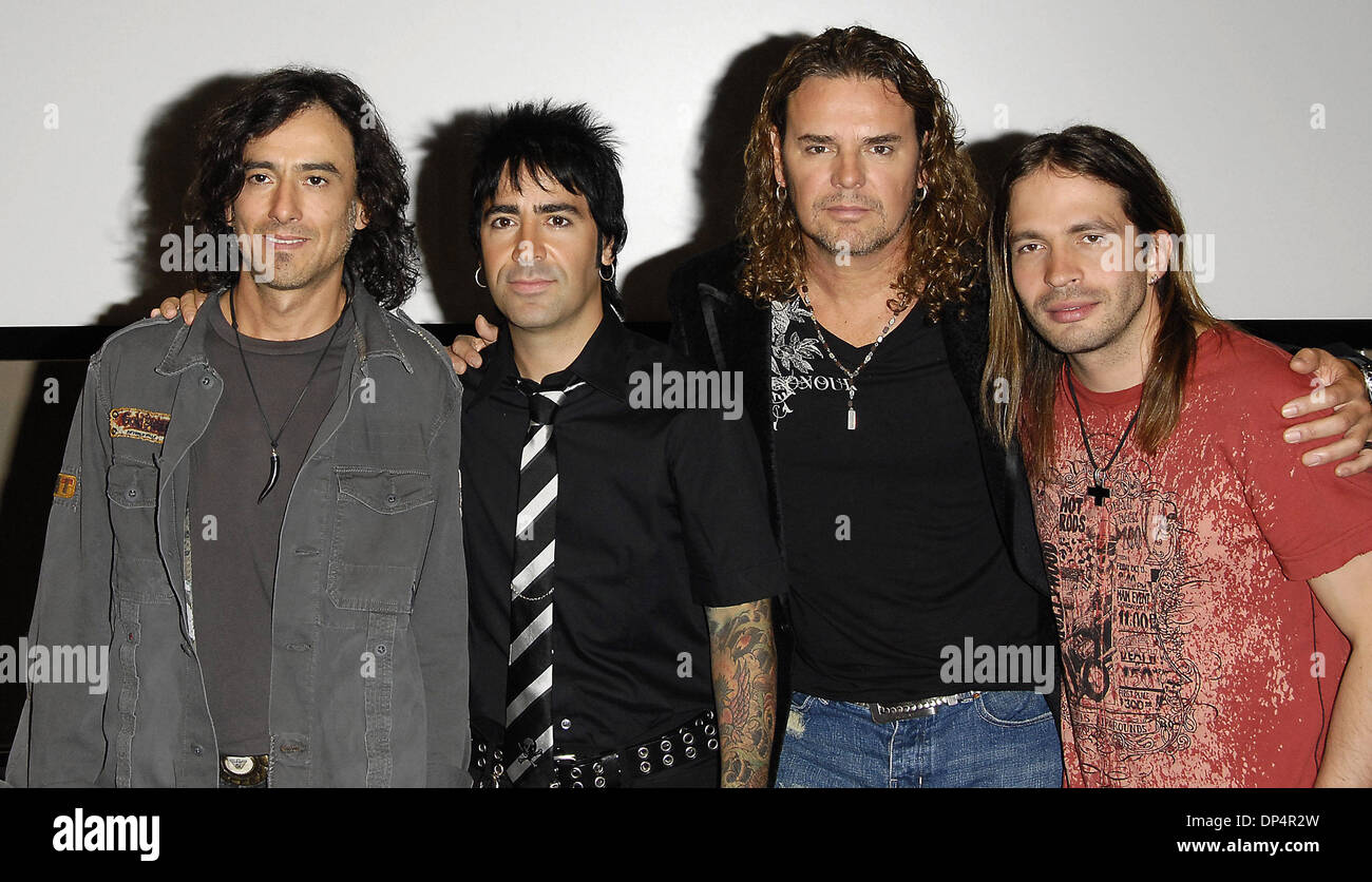 Aug 21, 2006 ; Los Angeles, CA, USA ; Le groupe de rock mexicain 'Mana', de gauche, JUAN DIEGO CALLEROS, Alex Gonzalez, FHER et SERGIO VALLIN, au cours d'une conférence de presse pour la sortie de leur dernier CD "Amar Es combattre. Crédit obligatoire : Photo par Vaughn Youtz/ZUMA Press. (©) Copyright 2006 par Vaughn Youtz Banque D'Images