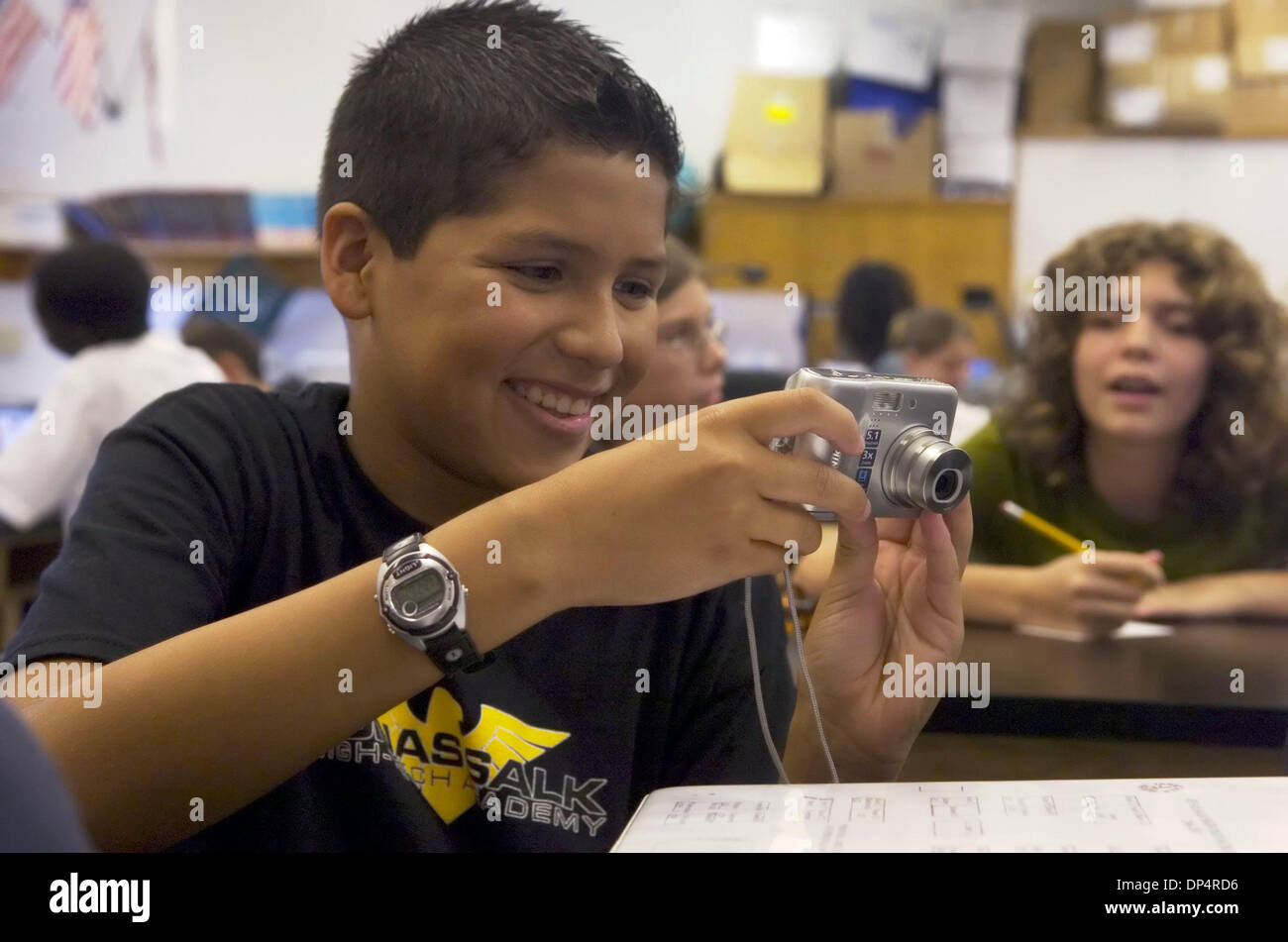 Aug 22, 2006 ; Los Angeles, CA, USA ; Kevin Robles, 11 ans, regarde sa photo sur l'arrière d'un appareil photo numérique que les élèves apprennent à utiliser l'appareil photo. L'Académie de haute technologie Jonas Salk a 400 nouveaux ordinateurs portables Apple et de la technologie infusées dans leurs cours. Crédit obligatoire : Photo par Anne Chadwick Williams/Sacramento Bee/ZUMA Press. (©) Copyright 2006 par Sacramento Bee Banque D'Images