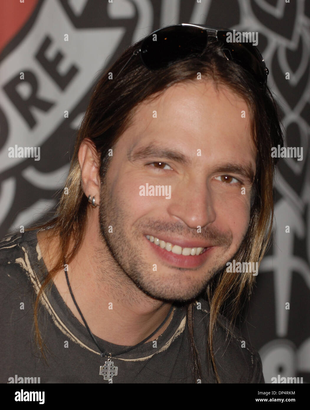 Aug 23, 2006 ; New York, NY, USA ; SERGIO VALLIN de 'MANA' pour la sortie du CD "Amar es combattre' qui a eu lieu au Virgin Megastore de Times Square crédit obligatoire : Photo par Dan Herrick/ZUMA KPA. (©) Copyright 2006 by Dan Herrick Banque D'Images