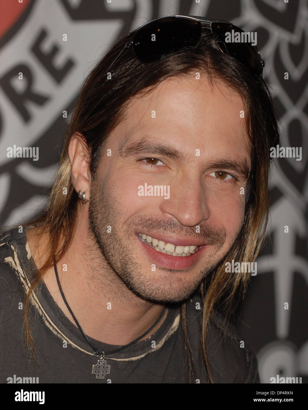 Aug 23, 2006 ; New York, NY, USA ; SERGIO VALLIN de 'MANA' pour la sortie du CD "Amar es combattre' qui a eu lieu au Virgin Megastore de Times Square crédit obligatoire : Photo par Dan Herrick/ZUMA KPA. (©) Copyright 2006 by Dan Herrick Banque D'Images