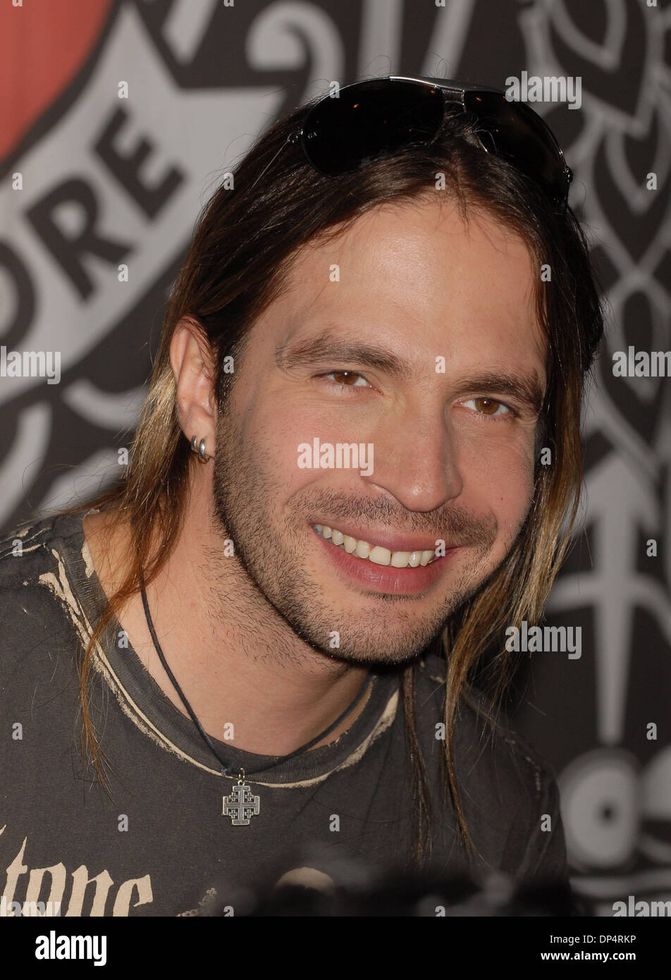 Aug 23, 2006 ; New York, NY, USA ; SERGIO VALLIN de 'MANA' pour la sortie du CD "Amar es combattre' qui a eu lieu au Virgin Megastore de Times Square crédit obligatoire : Photo par Dan Herrick/ZUMA KPA. (©) Copyright 2006 by Dan Herrick Banque D'Images
