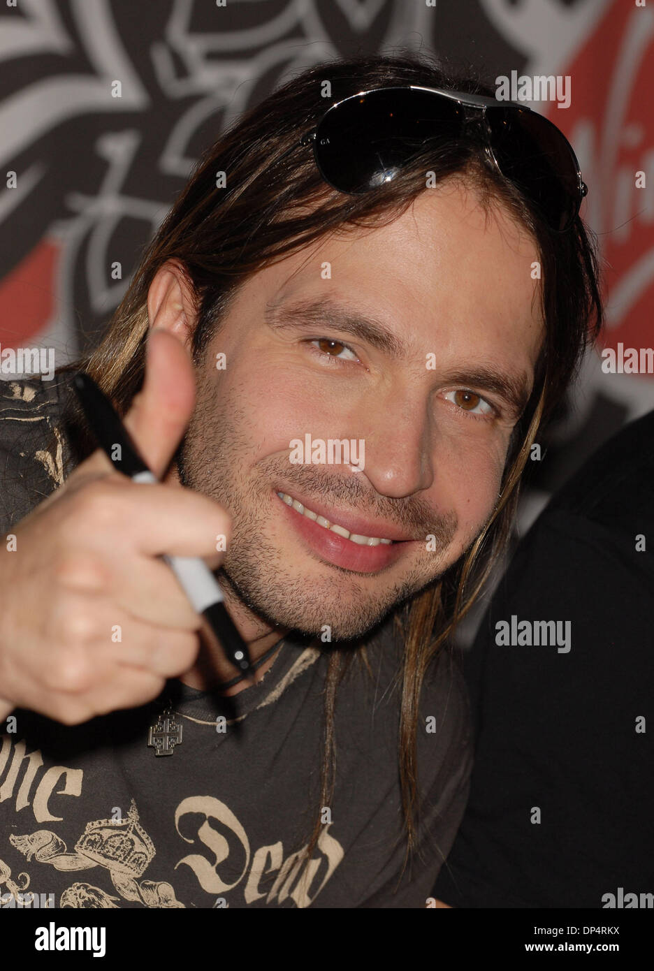 Aug 23, 2006 ; New York, NY, USA ; SERGIO VALLIN de 'MANA' pour la sortie du CD "Amar es combattre' qui a eu lieu au Virgin Megastore de Times Square crédit obligatoire : Photo par Dan Herrick/ZUMA KPA. (©) Copyright 2006 by Dan Herrick Banque D'Images