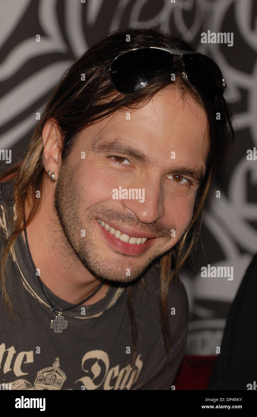 Aug 23, 2006 ; New York, NY, USA ; SERGIO VALLIN de 'MANA' pour la sortie du CD "Amar es combattre' qui a eu lieu au Virgin Megastore de Times Square crédit obligatoire : Photo par Dan Herrick/ZUMA KPA. (©) Copyright 2006 by Dan Herrick Banque D'Images