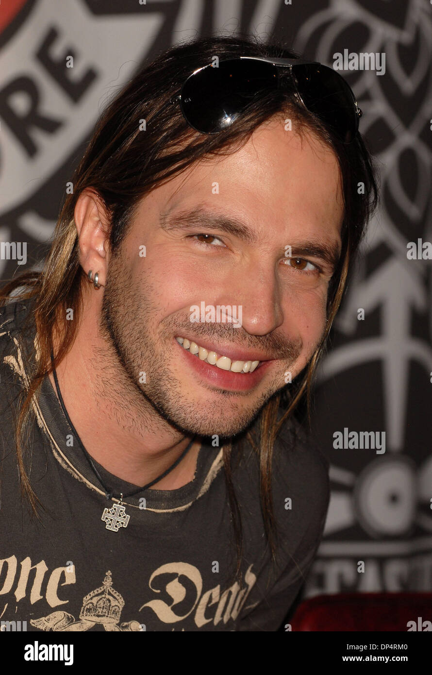 Aug 23, 2006 ; New York, NY, USA ; SERGIO VALLIN de 'MANA' pour la sortie du CD "Amar es combattre' qui a eu lieu au Virgin Megastore de Times Square crédit obligatoire : Photo par Dan Herrick/ZUMA KPA. (©) Copyright 2006 by Dan Herrick Banque D'Images