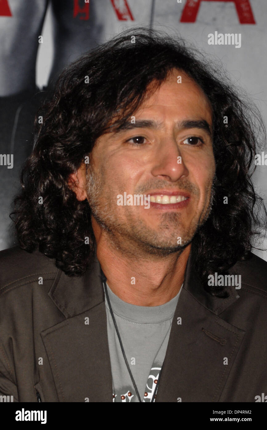 Aug 23, 2006 ; New York, NY, USA ; Juan Diego CALLEROS de 'MANA' pour la sortie du CD "Amar es combattre' qui a eu lieu au Virgin Megastore de Times Square crédit obligatoire : Photo par Dan Herrick/ZUMA KPA. (©) Copyright 2006 by Dan Herrick Banque D'Images
