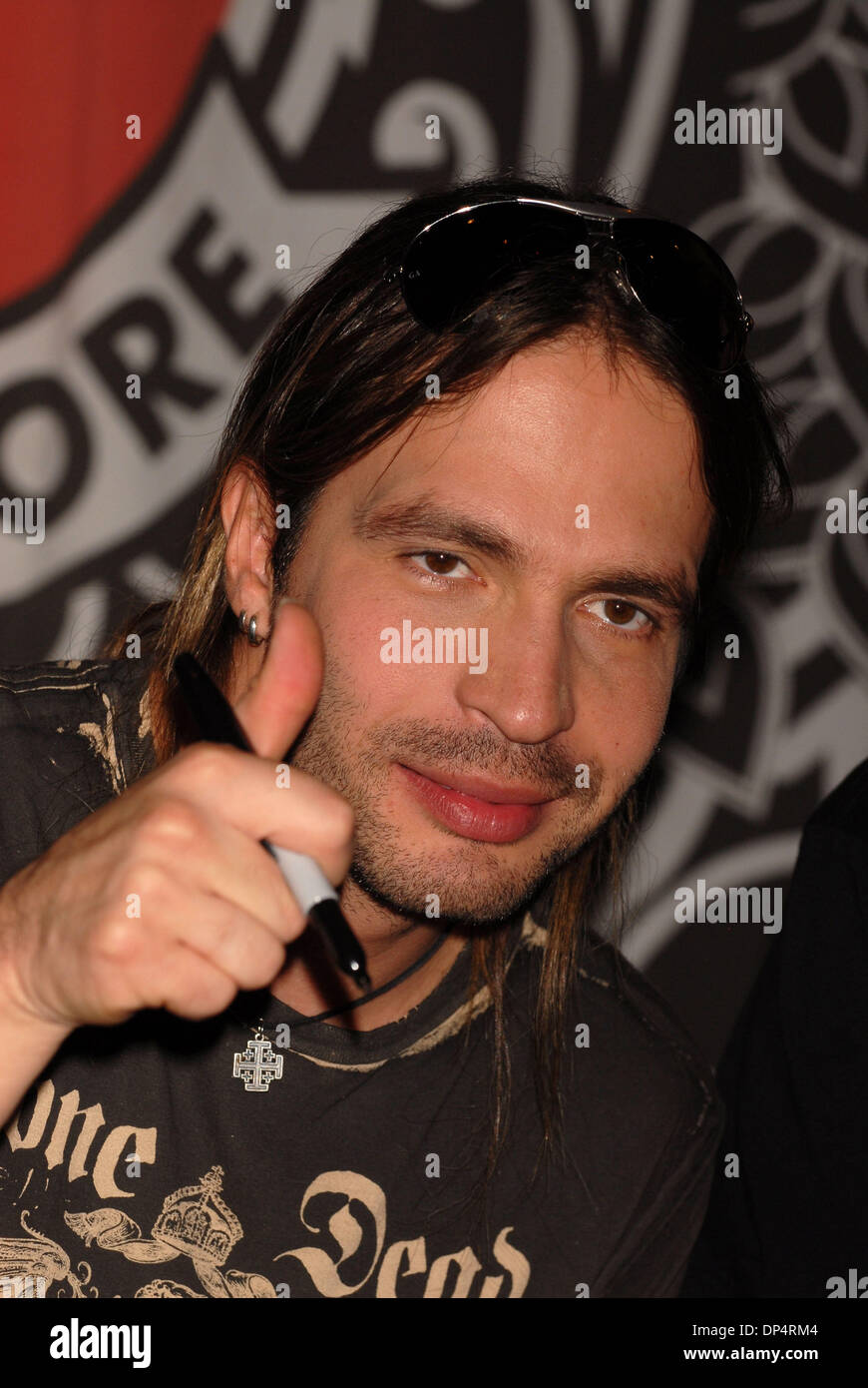 Aug 23, 2006 ; New York, NY, USA ; SERGIO VALLIN de 'MANA' pour la sortie du CD "Amar es combattre' qui a eu lieu au Virgin Megastore de Times Square crédit obligatoire : Photo par Dan Herrick/ZUMA KPA. (©) Copyright 2006 by Dan Herrick Banque D'Images