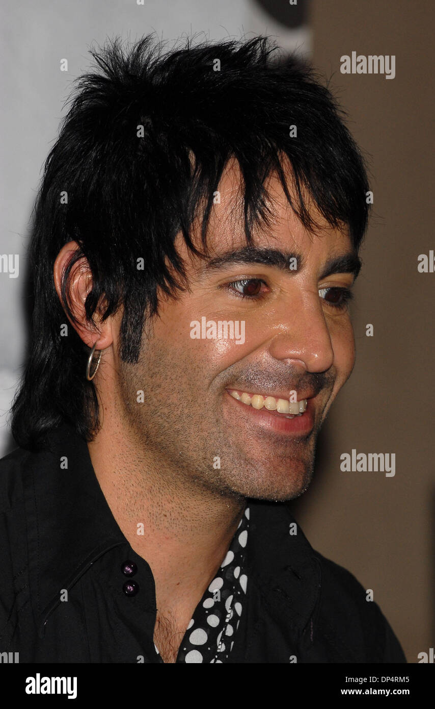 Aug 23, 2006 ; New York, NY, USA ; ALEX GONZALEZ de 'MANA' pour la sortie du CD "Amar es combattre' qui a eu lieu au Virgin Megastore de Times Square crédit obligatoire : Photo par Dan Herrick/ZUMA KPA. (©) Copyright 2006 by Dan Herrick Banque D'Images