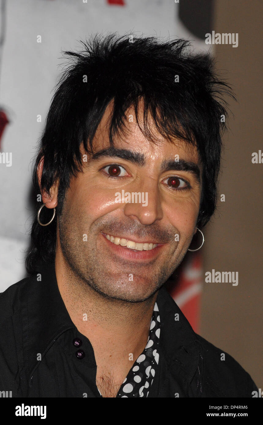 Aug 23, 2006 ; New York, NY, USA ; ALEX GONZALEZ de 'MANA' pour la sortie du CD "Amar es combattre' qui a eu lieu au Virgin Megastore de Times Square crédit obligatoire : Photo par Dan Herrick/ZUMA KPA. (©) Copyright 2006 by Dan Herrick Banque D'Images