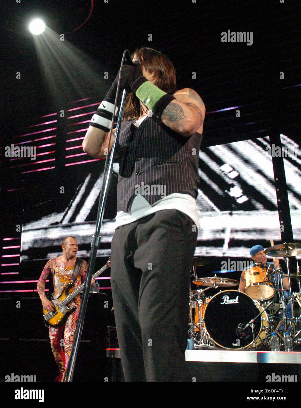 Aug 24, 2006 ; Oakland, CA, USA ; Singer Anthony Kiedis des Red Hot Chili Peppers effectue lors d'un concert à l'Arena à Oakland, Californie le Jeudi, 24 août 2006. Dans l'arrière-plan sont le bassiste Flea et le batteur Chad Smith. Crédit obligatoire : Photo par sat Nam tonne/Contra Costa Times/ZUMA Press. (©) Copyright 2006 par Contra Costa Times Banque D'Images