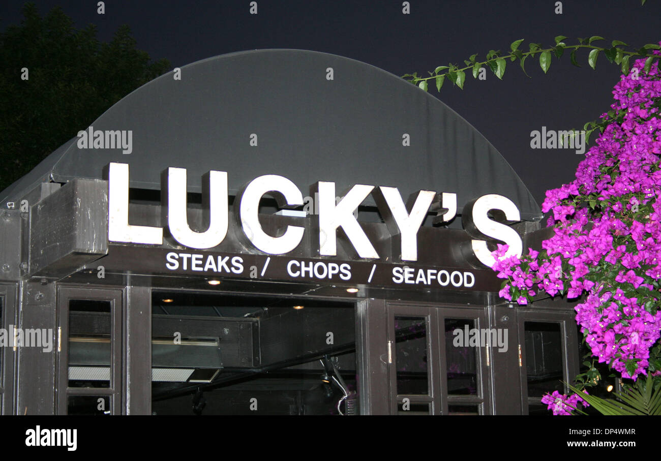 Aug 26, 2006 ; Montecito, CA, USA ; Lucky's restaurant est l'invention de Gene Montesano, PDG de Lucky Brand Salopette et le chef James Sly. Ils se sont rencontrés lorsque Sly a travaillé comme un chef privé pour l'un de Montesano's friends. Sly a travaillé à l'Hôtel Ritz à Paris, Michel Guerard's dans le sud de la France, et a été chef de l'Orangerie pour une année. Lucky's est célèbre pour ses excellents steaks Banque D'Images