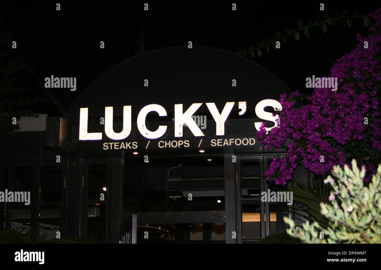 Aug 26, 2006 ; Montecito, CA, USA ; Lucky's restaurant est l'invention de Gene Montesano, PDG de Lucky Brand Salopette et le chef James Sly. Ils se sont rencontrés lorsque Sly a travaillé comme un chef privé pour l'un de Montesano's friends. Sly a travaillé à l'Hôtel Ritz à Paris, Michel Guerard's dans le sud de la France, et a été chef de l'Orangerie pour une année. Lucky's est célèbre pour ses excellents steaks Banque D'Images
