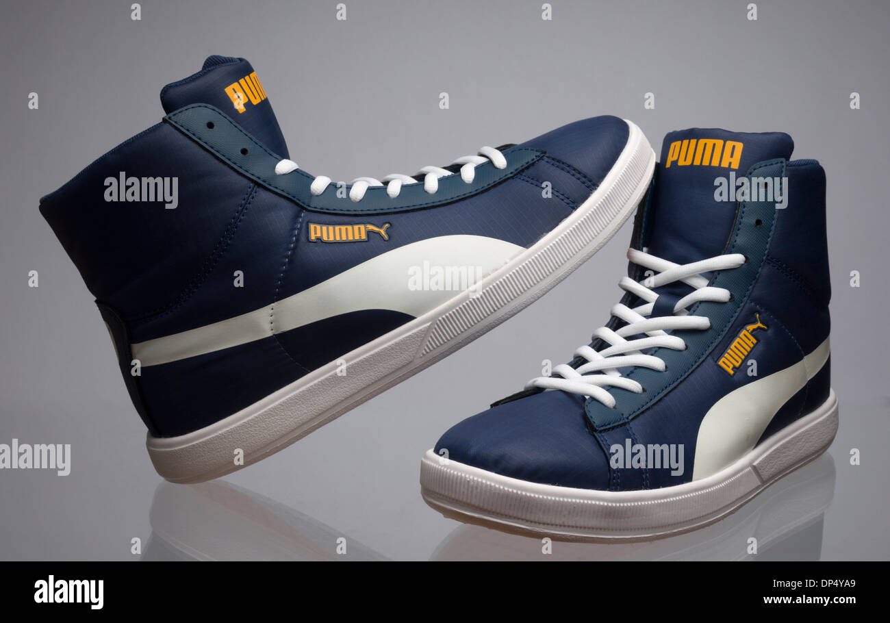 Retro bleu chaussures Puma isolé sur fond blanc Banque D'Images