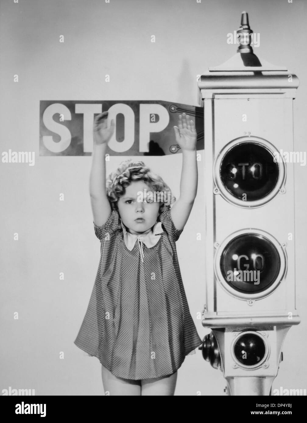 Shirley Temple, tenant la main jusqu'à l'arrêt, Portrait, 1934 Banque D'Images