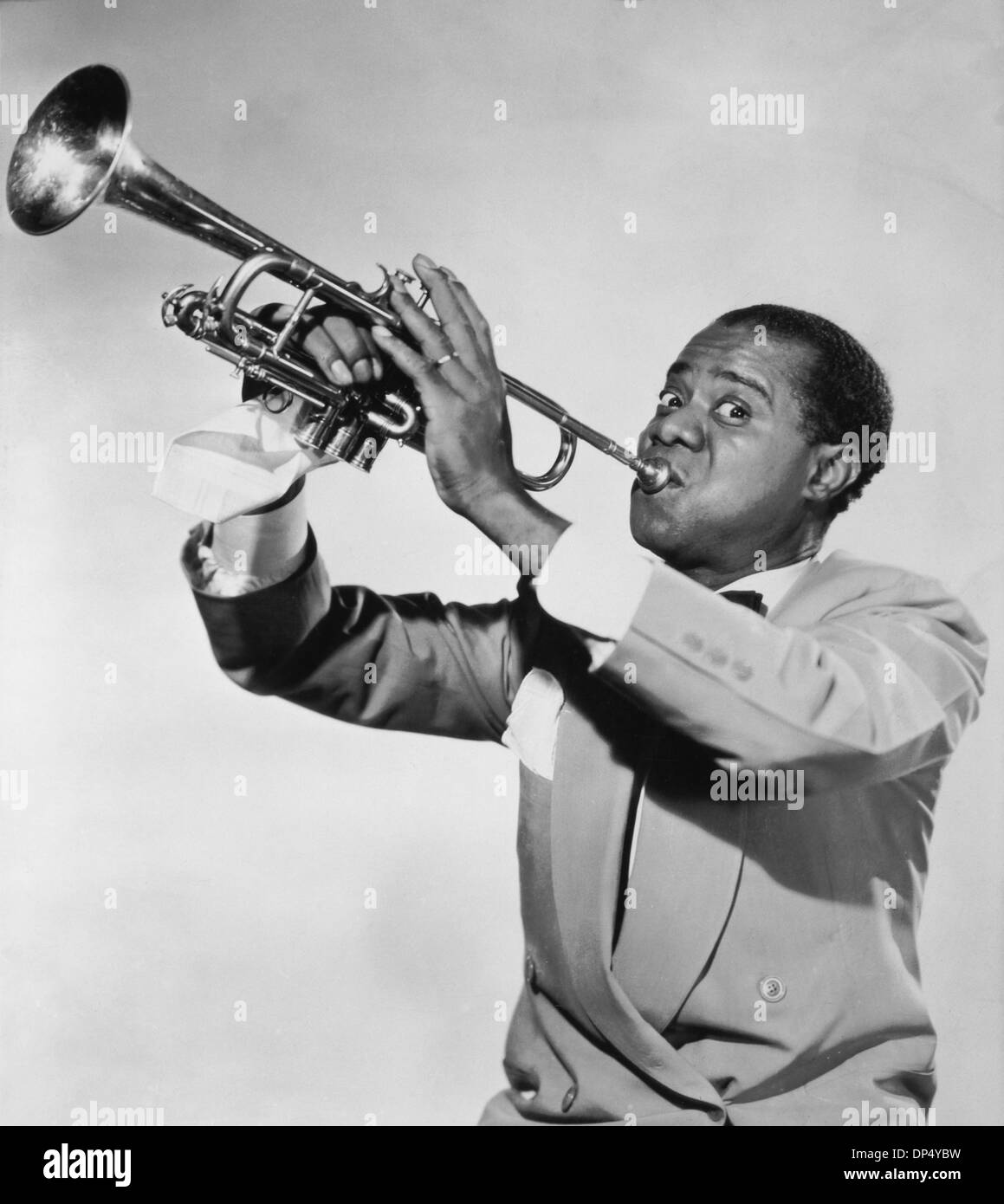 Louis Armstrong (1901-1971), artiste de jazz américain, à jouer de la trompette, vers 1950 Banque D'Images