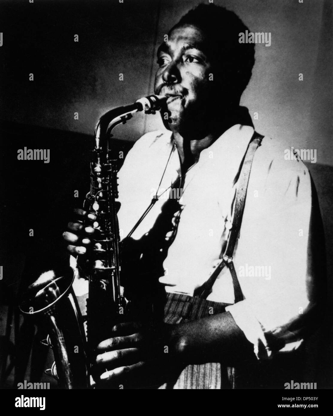 Charlie Parker (1955), musicien et compositeur de jazz américain, à jouer du saxophone, vers 1945 Banque D'Images