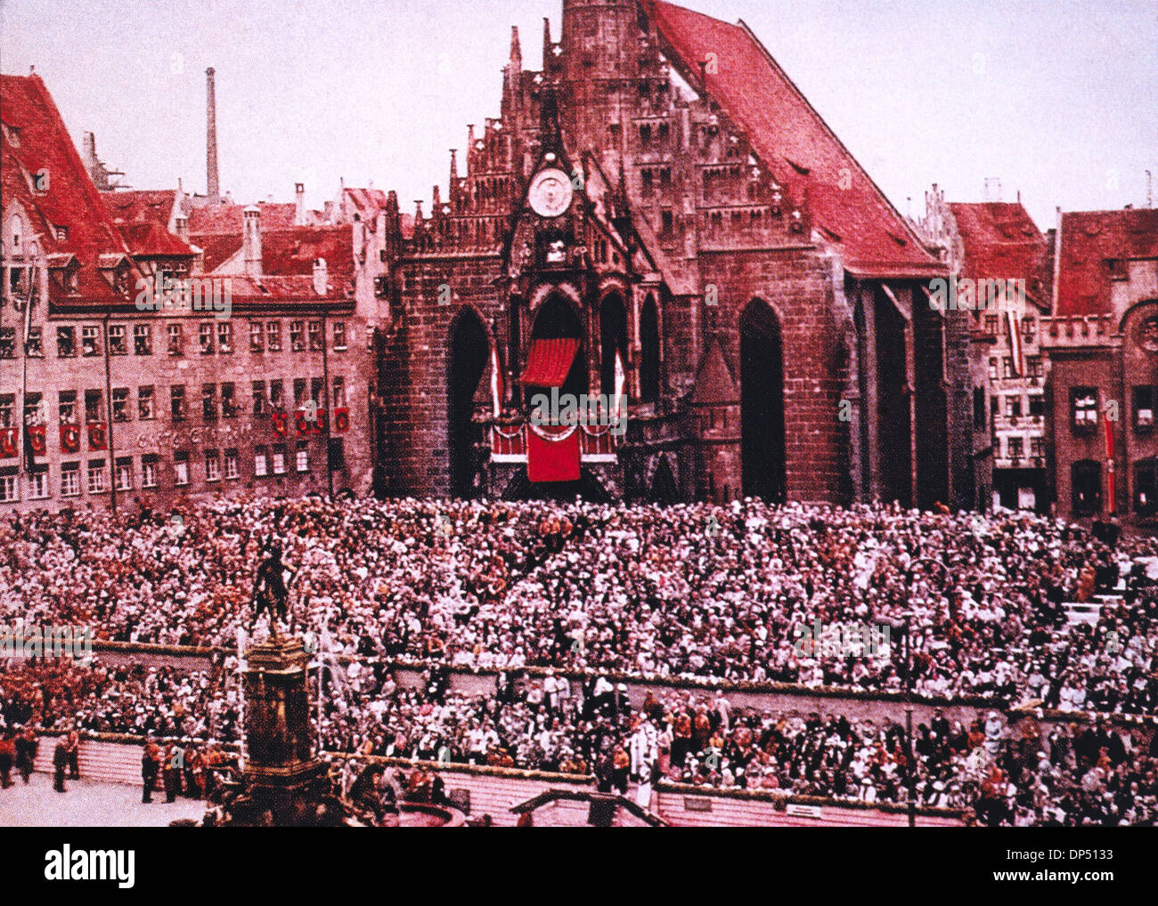 Foule de spectateurs assis en face de l'église Frauenkirche, Rallye nazie au cours de Nuremberg, Allemagne, 1933 Banque D'Images