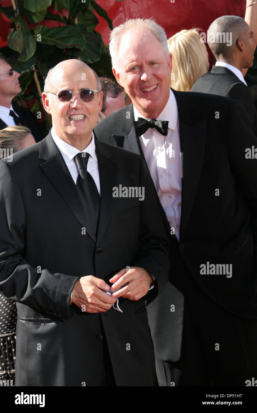 Aug 27, 2006 ; Los Angeles, CA, USA ; Emmy 2006 : Jeffrey Tambor et JOHN LITHGOW arrivant à la 58e Primetime Emmy Awards annuelle, tenue au Shrine Auditorium à Los Angeles. Crédit obligatoire : Photo par Scott Weiner/ZUMA Press. (©) Copyright 2006 par Scott Weiner Banque D'Images