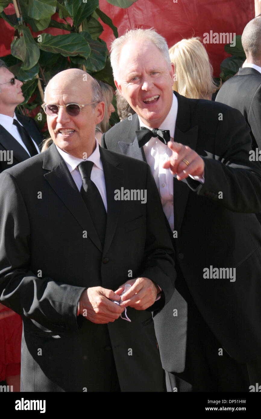 Aug 27, 2006 ; Los Angeles, CA, USA ; Emmy 2006 : Jeffrey Tambor et JOHN LITHGOW arrivant à la 58e Primetime Emmy Awards annuelle, tenue au Shrine Auditorium à Los Angeles. Crédit obligatoire : Photo par Scott Weiner/ZUMA Press. (©) Copyright 2006 par Scott Weiner Banque D'Images