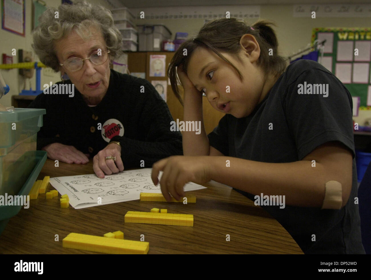 (Publié le 04/20/2003 ; B-1:1, 2, 3) Un terrain d'action bénévole Marlene Lang, gauche, un enseignant à la retraite, de troisième année permet d'Alina Lopez, 8, à droite, avec ses maths tables de multiplication en classe à l'école primaire de la vallée de printemps. Mots clés : personnes âgées. Les écoles. Peggy Peattie photo Banque D'Images