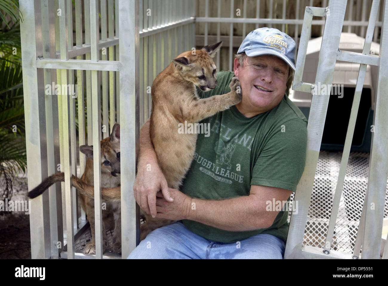 Sep 01, 2006 ; n/a, FL, USA ; Mark McCarthy avec deux oursons panthère de Floride, Sandy et Diego. McCarthy's Sanctuaire La faune est le foyer de 22 chats exotiques, y compris les tigres et léopards. Crédit obligatoire : Photo par Taylor Jones/Palm Beach Post/ZUMA Press. (©) Copyright 2006 par Palm Beach Post Banque D'Images