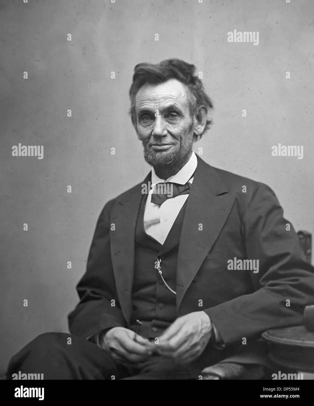 Abraham Lincoln, trois-quarts portrait, assis et tenant ses lunettes et d'un crayon, le 5 février 1865 Banque D'Images