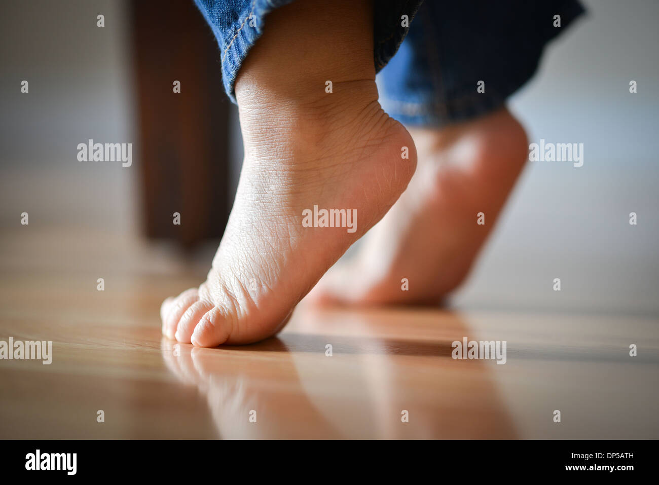 Les pieds de l'enfant sur la pointe des pieds - Innocence Concept Banque D'Images